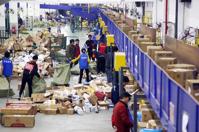 江苏快递小哥评上职称系误读 并非一线派送员