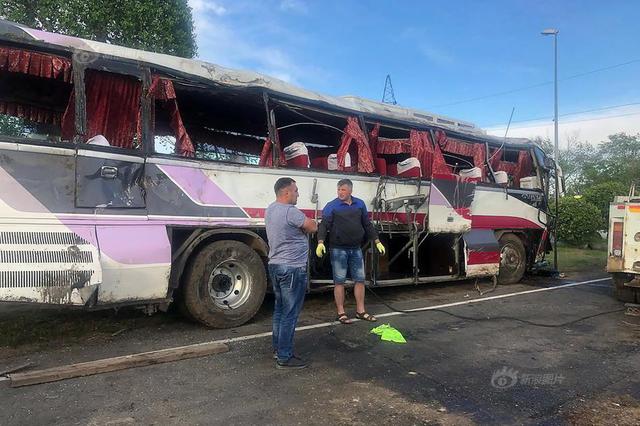 载14名中国游客柬埔寨巴士翻覆：致2死1人重伤 司机逃逸