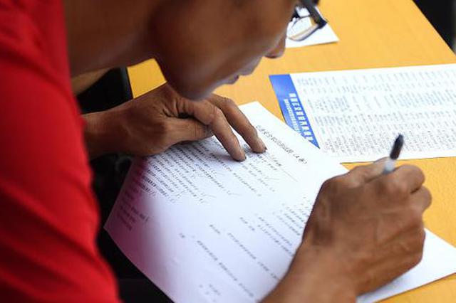 充值万元玩游戏被父亲打 11岁男孩报警请来民警帮忙