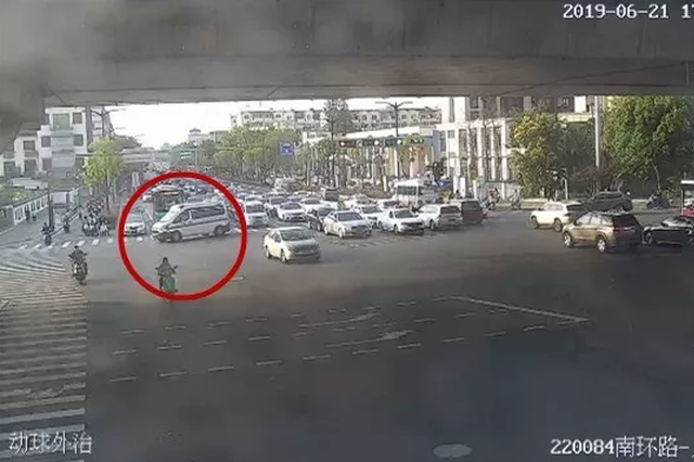 救护车闯红灯斑马线上撞死六旬老人 司机称：可免责