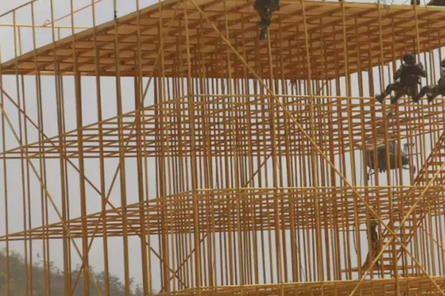 载14名中国游客巴士在柬埔寨翻覆 遇难人员增至三名