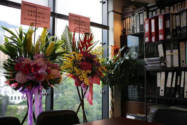 父母墓地被毁的香港议员:英驻华大使曾想拉我倒戈