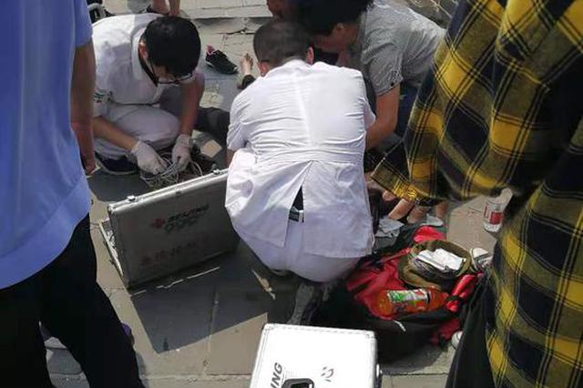 长城上江苏女医生跪地为日本女游客做心肺复苏