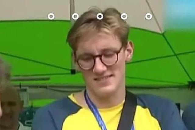 霍顿终于被记者堵住了！气氛令人窒息……