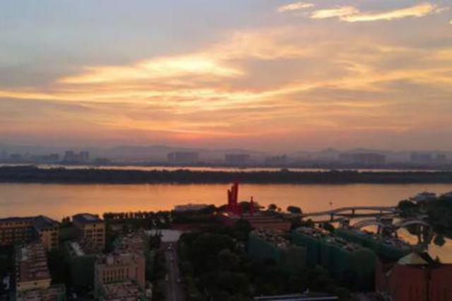 那一抹火红和金黄！南京高温天带来绚丽晚霞