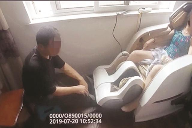 消防队员和民警合力“暴拆” 掰开按摩椅救老人