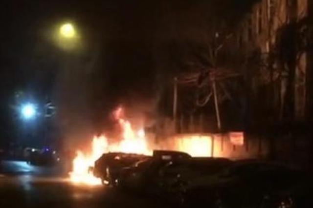 散步时随手点燃路边车内抽纸 男子纵火烧车被拘