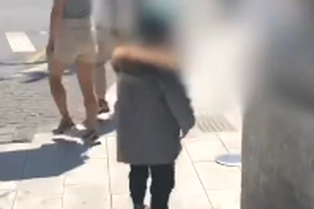 童模三伏天穿羽绒服 家长都去做“经纪人”了吗？