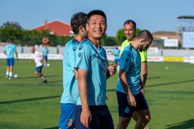 武磊拒在国旗上签名 网友感叹：优秀