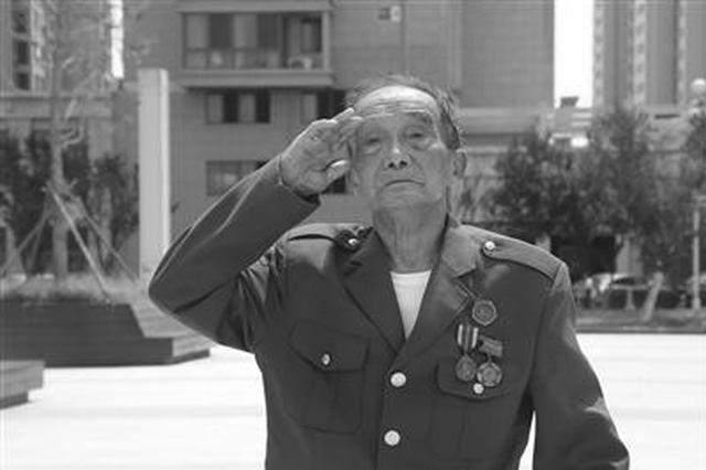 宿迁90岁老兵实现心愿：穿上军装对国旗敬个礼