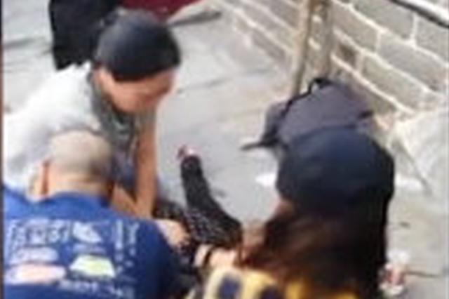 南京医生跪地抢救日本游客 网络上“爆红”