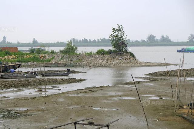洪泽湖遭遇60年一遇干旱 2000多艘船舶滞留淮安船闸