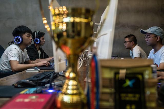 县城青年电竞梦：网瘾少年变职业选手
