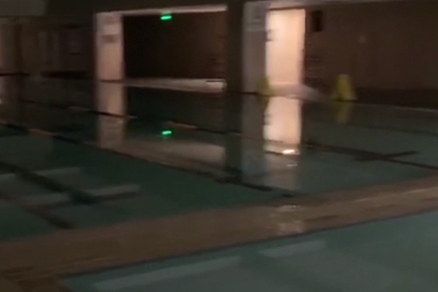 教练泳池猛摔男童 涉事游泳馆已停业整顿