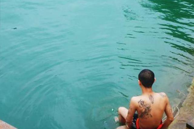 被文身捆住的少年：清洗文身就像扒一层皮