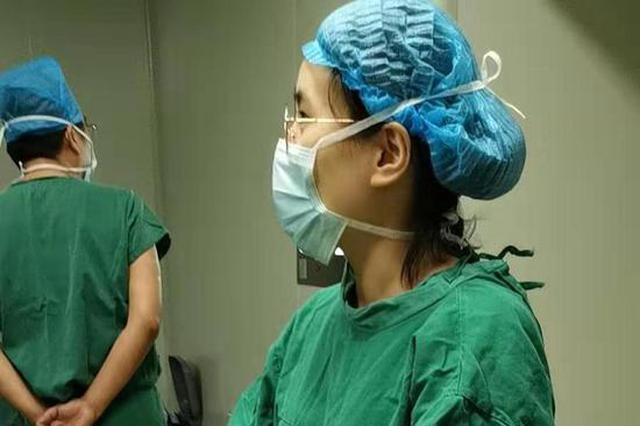 护士用体温为患者焐热血袋 网友：这样的你 真美！