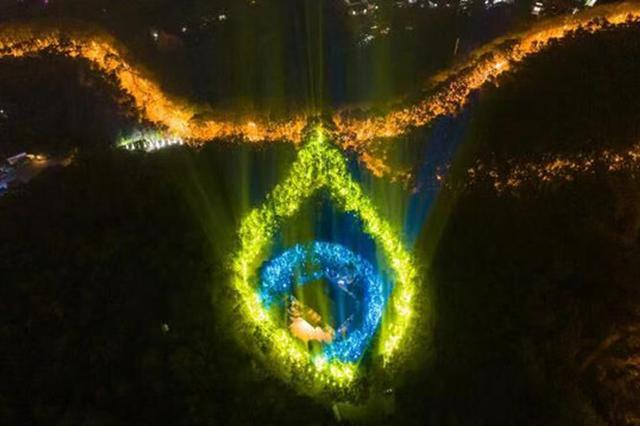 紫金山千人浪漫荧光跑，美龄宫“项链”灯光璀璨
