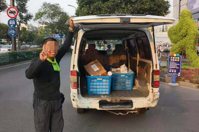 扬州一男子被罚后高兴摆Pose 还让民警帮拍照