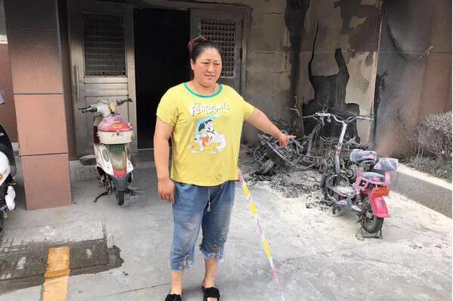 数辆电动车凌晨接连起火 女子一个人用光14只灭火器