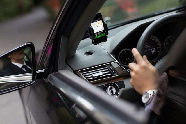 南京一网约车司机拒绝停车 只为报警相救轻生女