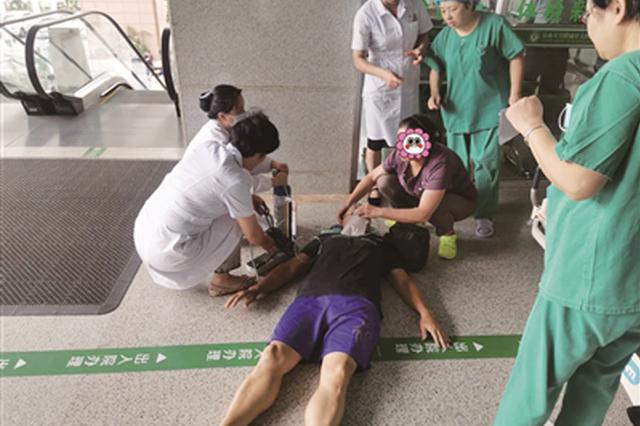 老人看病突发心梗晕倒 医护合力抢救转危为安