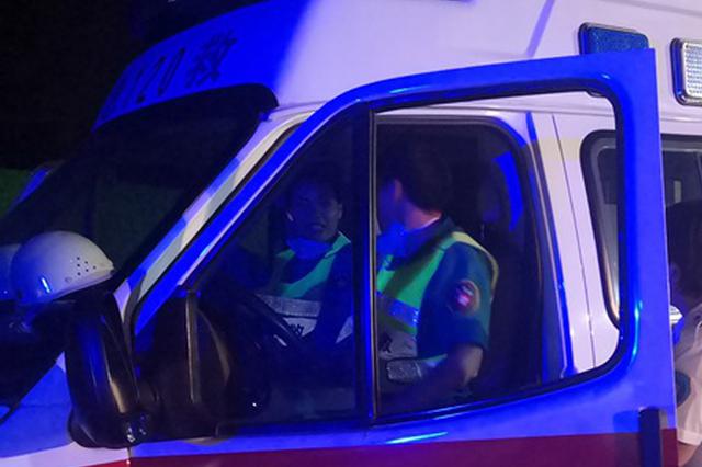 当轿车挡住救护车 辅警：如果扣分我协助你去撤销