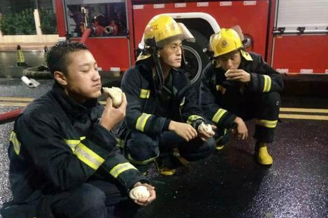 抗击“利奇马”！江苏太仓消防员抢险间隙连吃11个包子走红网络