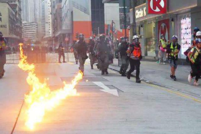 香港有暴徒多处投掷汽油弹 致一名警察被严重烧伤