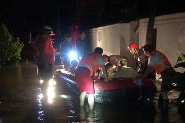 浙江湖州：“利奇马”余威致河口决堤 消防连夜转移80余名群众