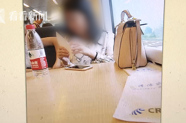 地铁站台偷拍女性裙底被抓 抵赖不成又下跪求民警放过