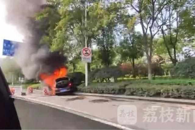 突发！南京一网约车突然起火撞向花坛 1死1伤