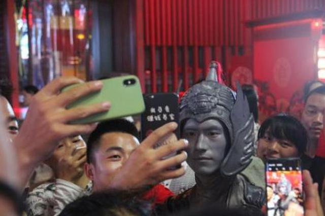 “石头人”放声大笑走红网络 生活不易亦需释放压力