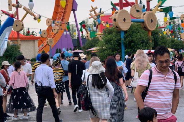 上海迪士尼禁止自带饮食 多数消费者“敢怒不敢言”