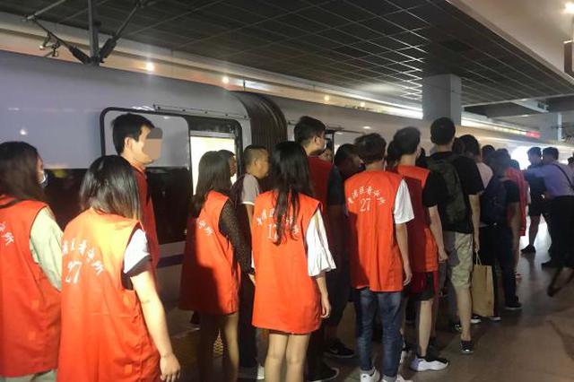 假扮女网友骗人充值 两百余嫌疑人被押解回沪