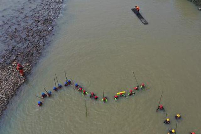 浙江安吉父子二人落水遇险 消防队员施救被水冲走失联