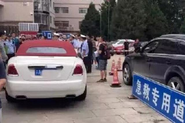 开劳斯莱斯堵医院急救通道的女子 被行政拘留5日