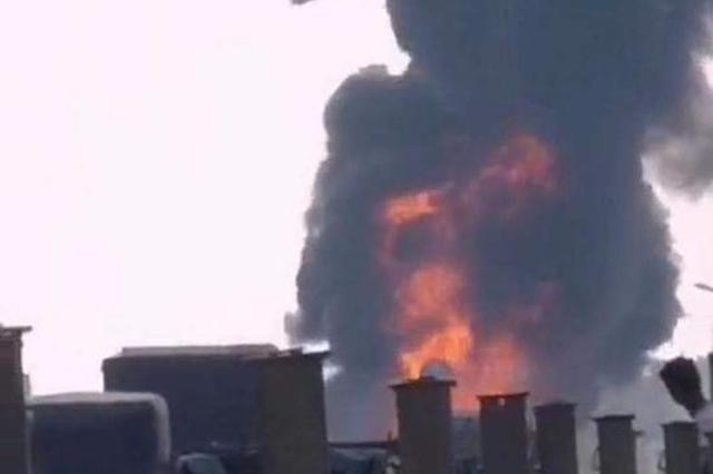 一货车在南京六合328国道上失火 现场无人员伤亡