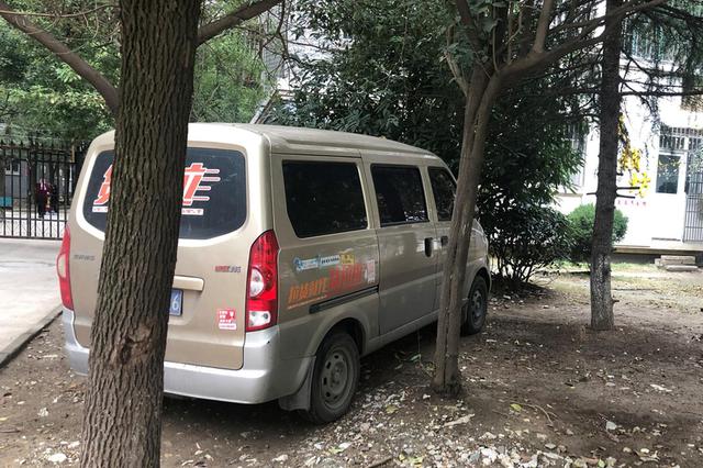 7座车被改装成4座 司机辩称:"还有3只被老鼠咬掉了!"