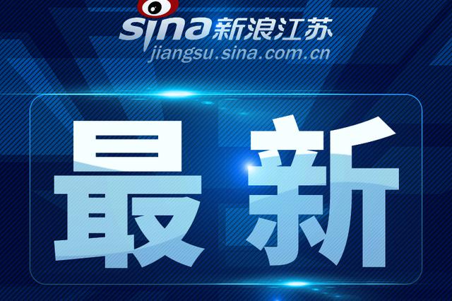 南京一小车失控撞上护栏 又撞网约车和公交