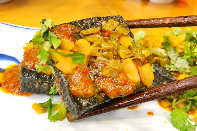 臭豆腐里香菜没挑干净引争执 店主持刀追赶致顾客摔伤获刑