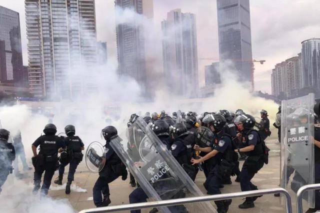 人民日报海外版：香港反对派“睁着眼睛说瞎话”