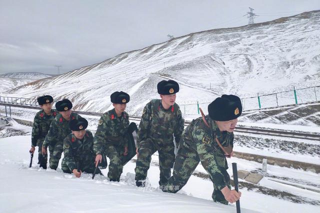特警徒步3小时挺进西岭雪山 因灾滞留群众挥舞国旗致敬