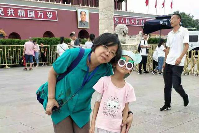 只因病房里多看一眼 陌生奶奶出钱出力倾心帮助脑癌女童