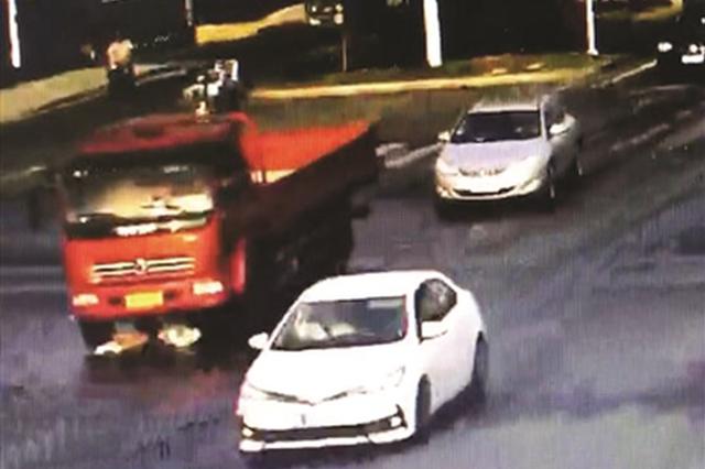 女孩被货车卷进车肚 从容爬出找司机理论