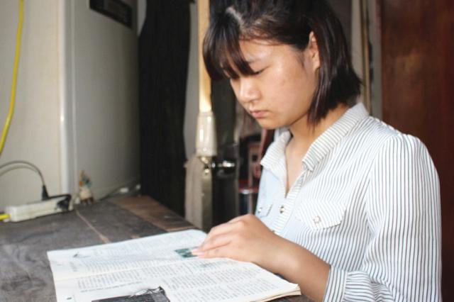 闺蜜去世后她拾废品照顾其女儿12年