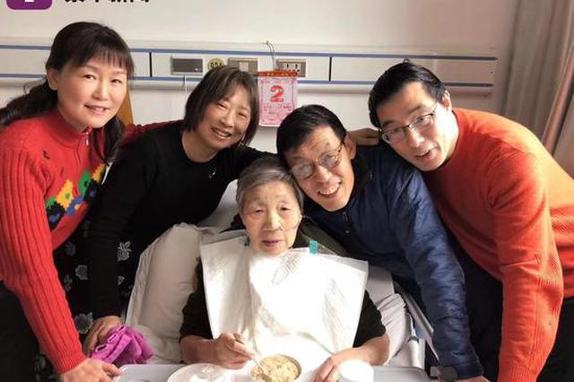 58岁博导为88岁老母跳舞：母亲眼里我永远是个孩子