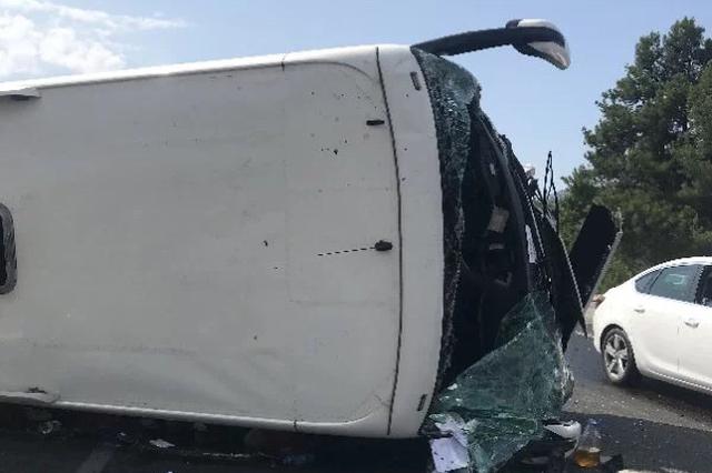 广东一辆大巴车在高速上侧翻 已致7死11伤