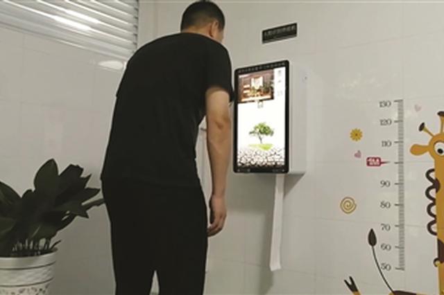 江苏泰州：公共厕所刷脸可免费领80厘米长厕纸