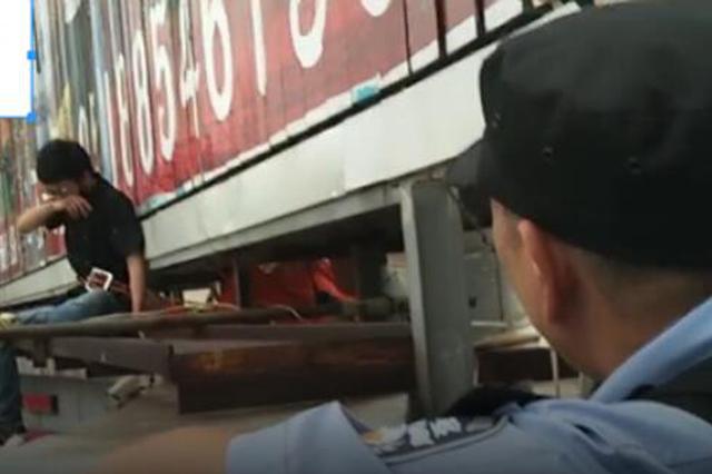 小伙爬上10多米高广告架大哭：“我女朋友不理我了”