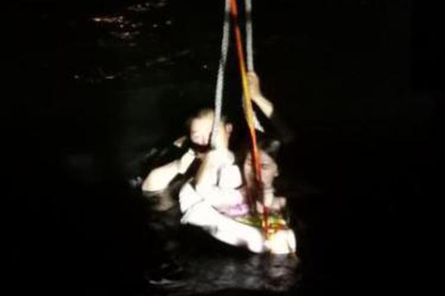 广东湛江3人深夜海边游玩遇险 海事部门紧急施救